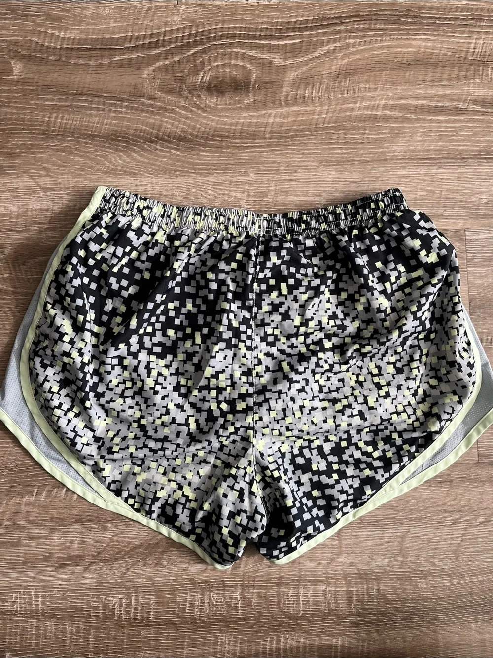 Nike Women’s Medium Tempo Running Shorts black grey green geometric print